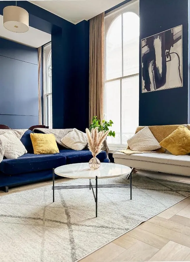 Modern Chic Flat In Shoreditch contacts